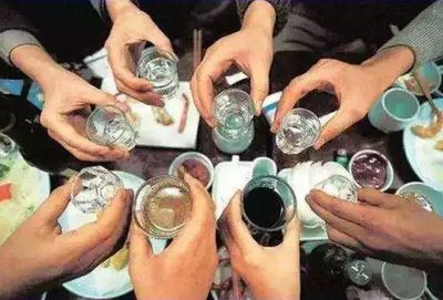 日飲半斤白酒，小伙竟現(xiàn)“女兒身”？揭秘酒精與激素的致命關(guān)聯(lián)